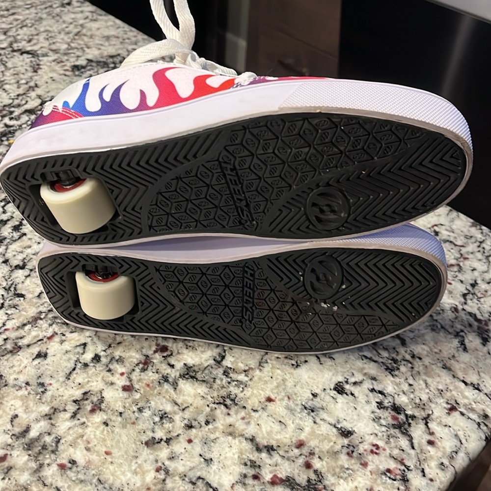 Heelys Girls Sneaker Shoes Size 7 Flames EUC almost new - Picture 3 of 4